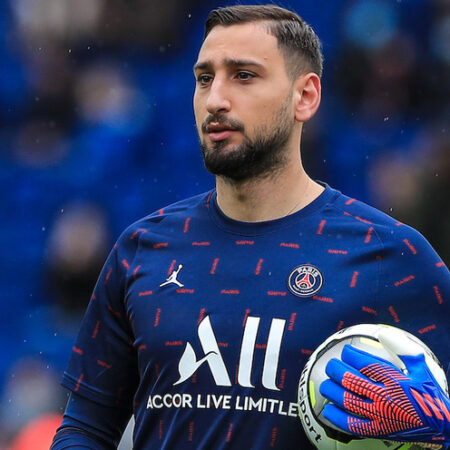 Доннарумма выигрывает Лигу 1 в составе непобедимого ПСЖ