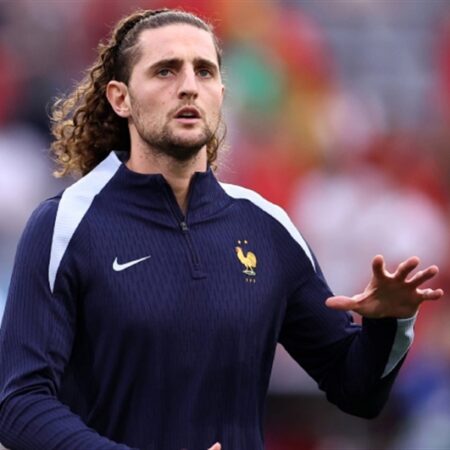 «Люди говорили, что тренер потерял контроль над раздевалкой, это неправда», — Адриен Рабьо защищает Де Дзерби после победы «Марселя»