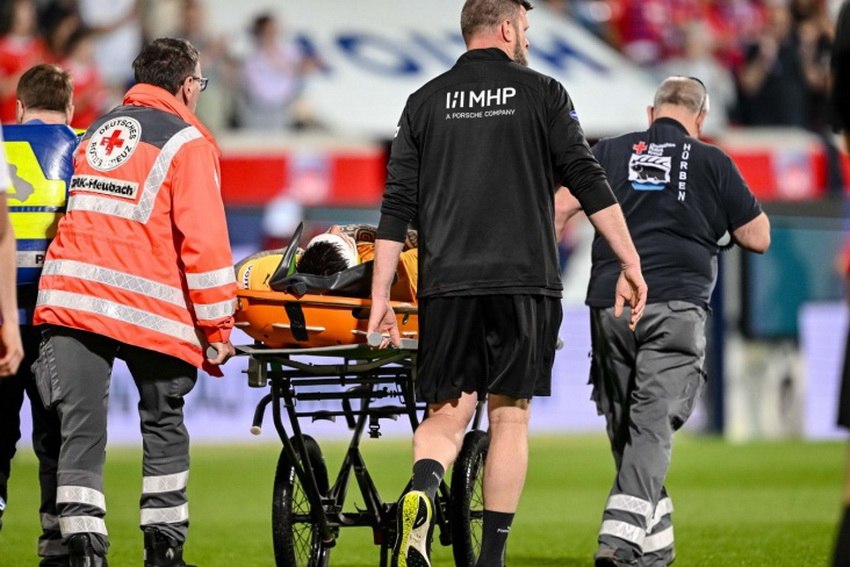 Preview Пугающий инцидент в Бундеслиге: Вратарь Мюллер потерял сознание, товарищи бросились на помощь