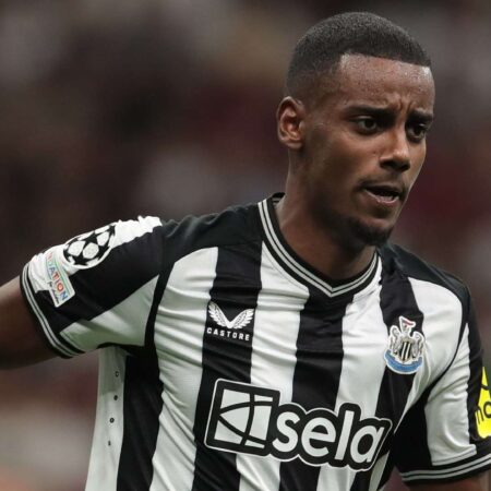 Александр Исак забивает дебютный гол за «Ливерпуль» и готовится к ключевой роли после досадной ошибки нападающего