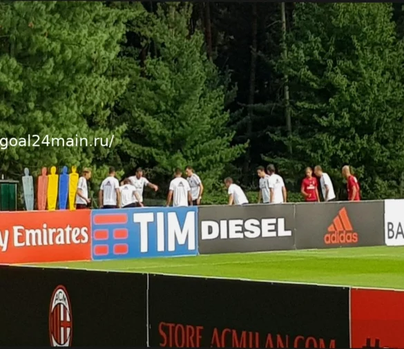 Милан готовится к матчу с «Лацио»: особый гость в Миланелло