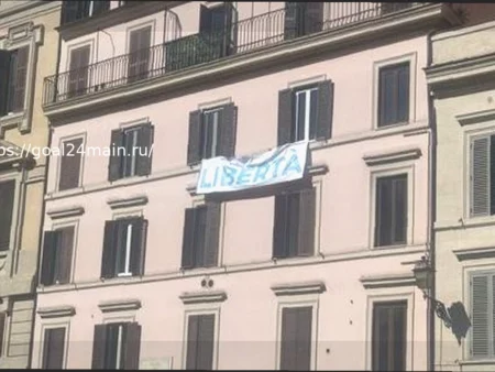 На Парламентской площади в Риме появился баннер «Свобода» (Лацио)