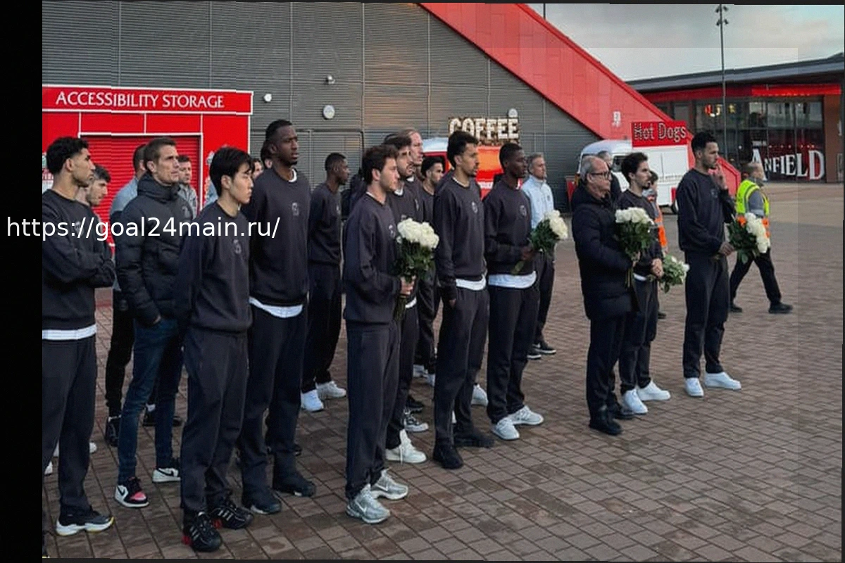 Preview Эмоциональный момент для игроков ПСЖ: дань уважения Диогу Жоте у «Энфилда»